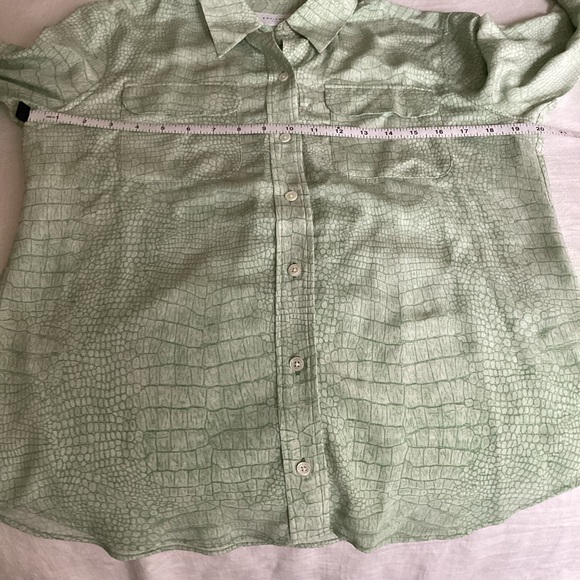 Equipment Slim Signature Silk Shirt Medium Green Crocodile Embossed - Picture 6 of 11